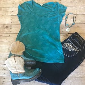 🎊🎉 Price drop 🎉🎊 •Maurices• teal shirt